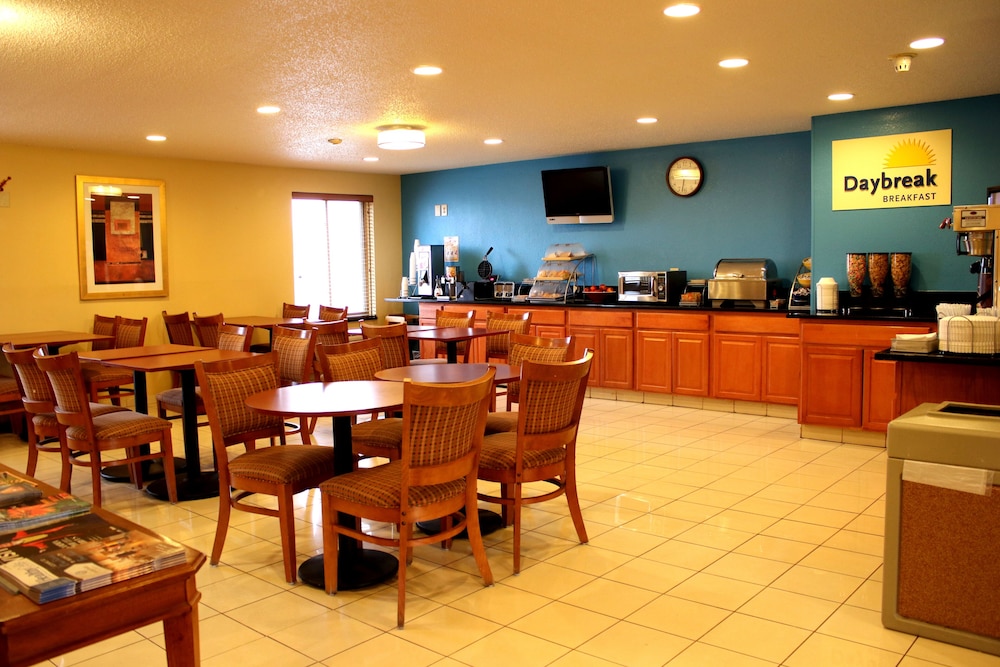 Days Inn Suites By Wyndham Bloomington Normal Il 35/45