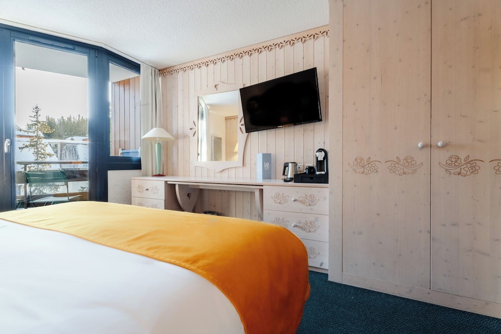 Lake Hotel Courchevel 1850 12/50