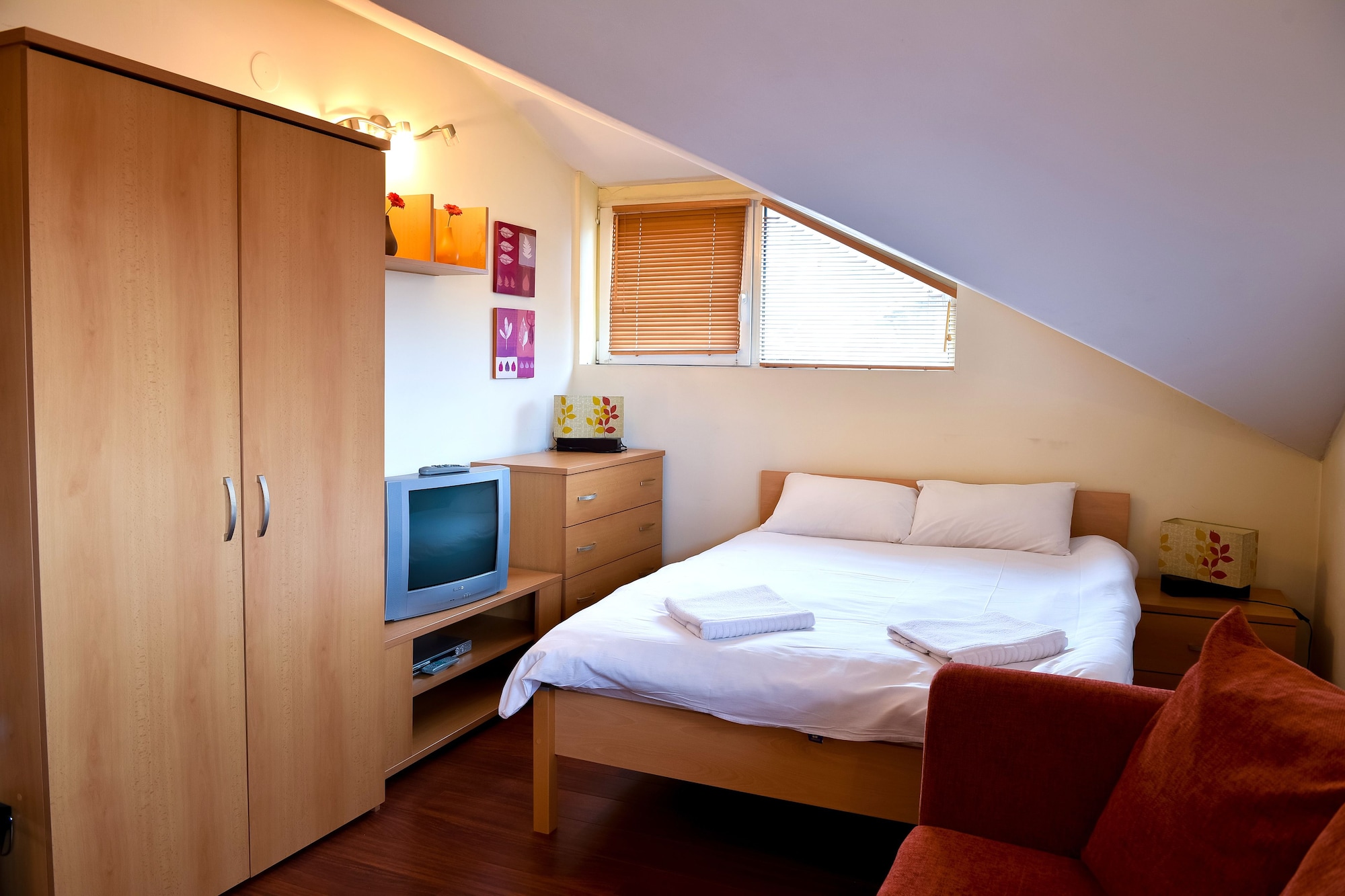 ECONOMY, STUDIO, ATTIC