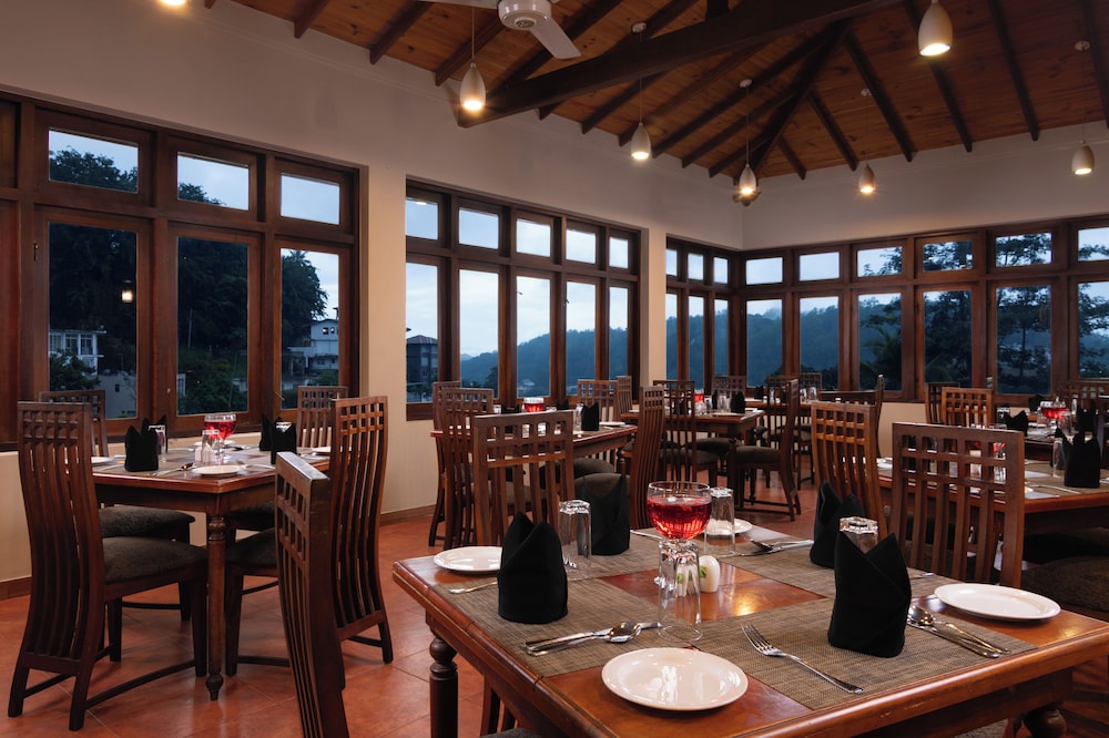 Oak Ray Serene Garden Hotel 48/64