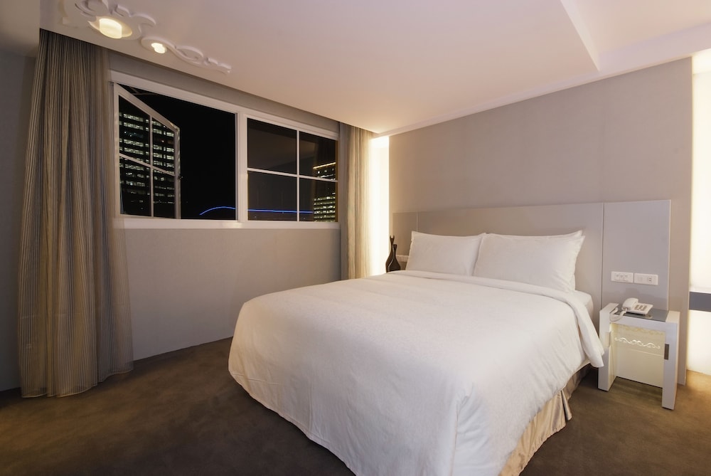 Forward Hotel Nangang 10/70