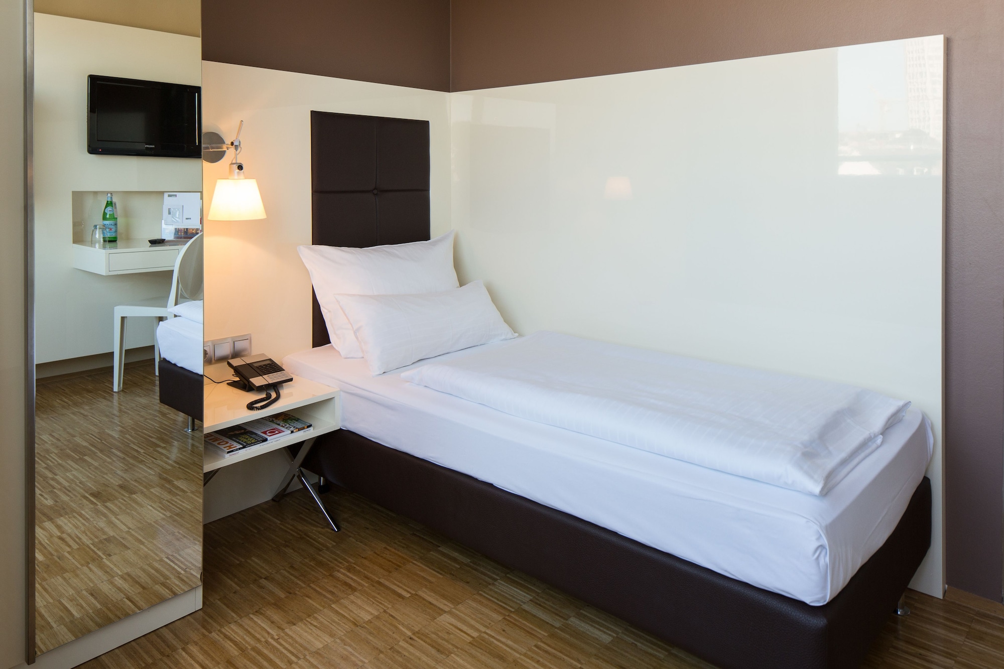 ROOM, SINGLE