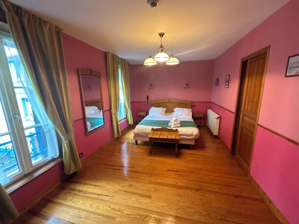 Church, Superior, Queen Bed, Courtyard View