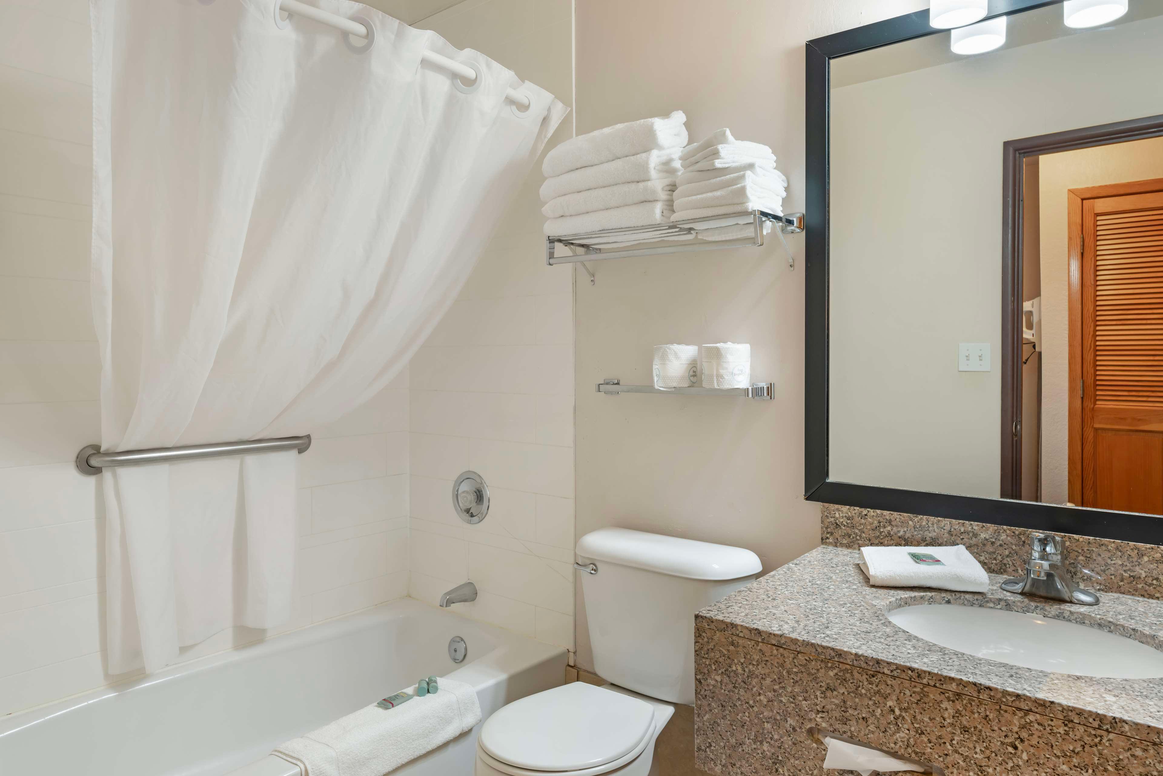 Room, 2 King Beds, Best Western Green Bay Inn Conference Center 2/2