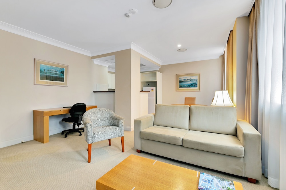 The Manor Apartment Hotel 44/56