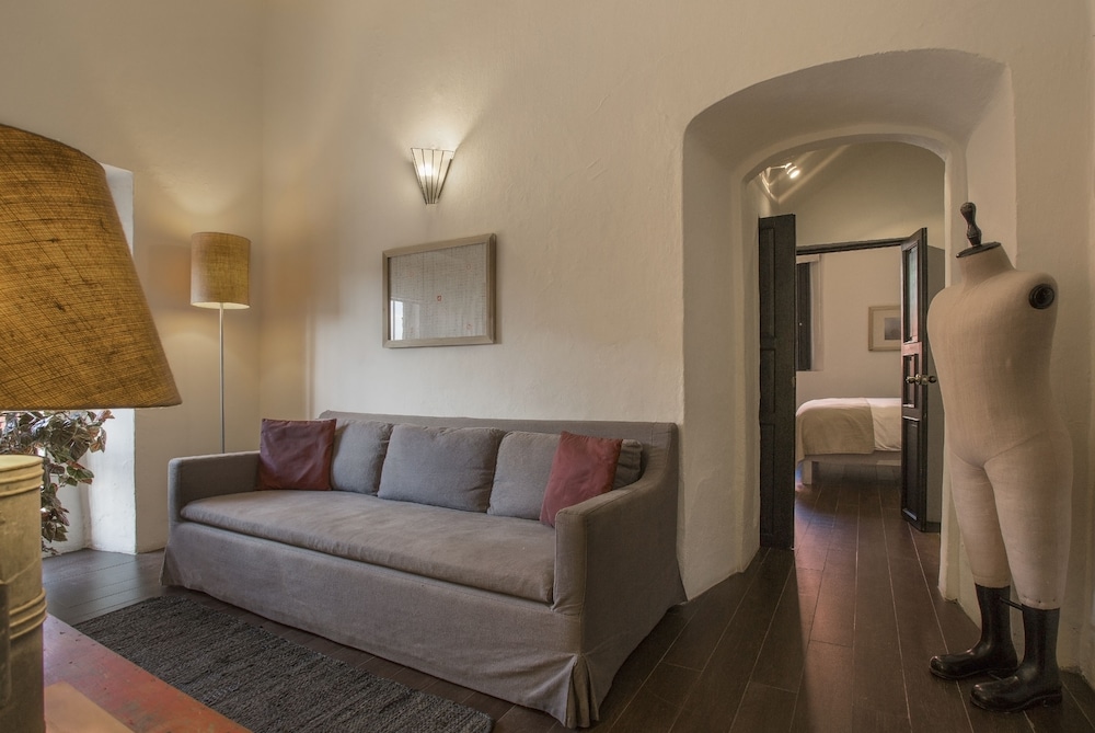 El Palomar Hotel 30/50