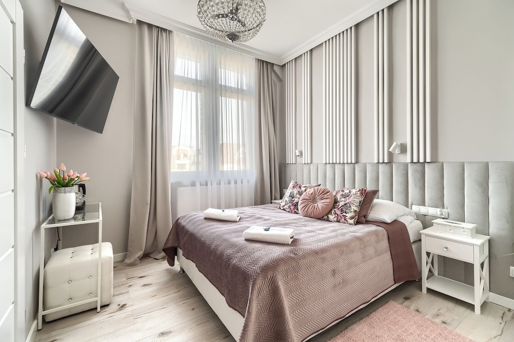 غرفة كومفورت رباعية بسرير كوين وسريرين منفصلين بحمام خاص، Stawa Hostel 3/8