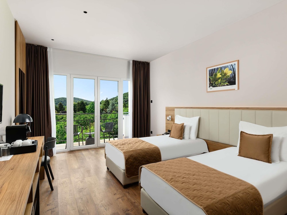 غرفة قياسية بسريرين منفصلين بإطلالة على المسبح بشرفة، Movenpick Resort and Spa Fruske Terme 2/6