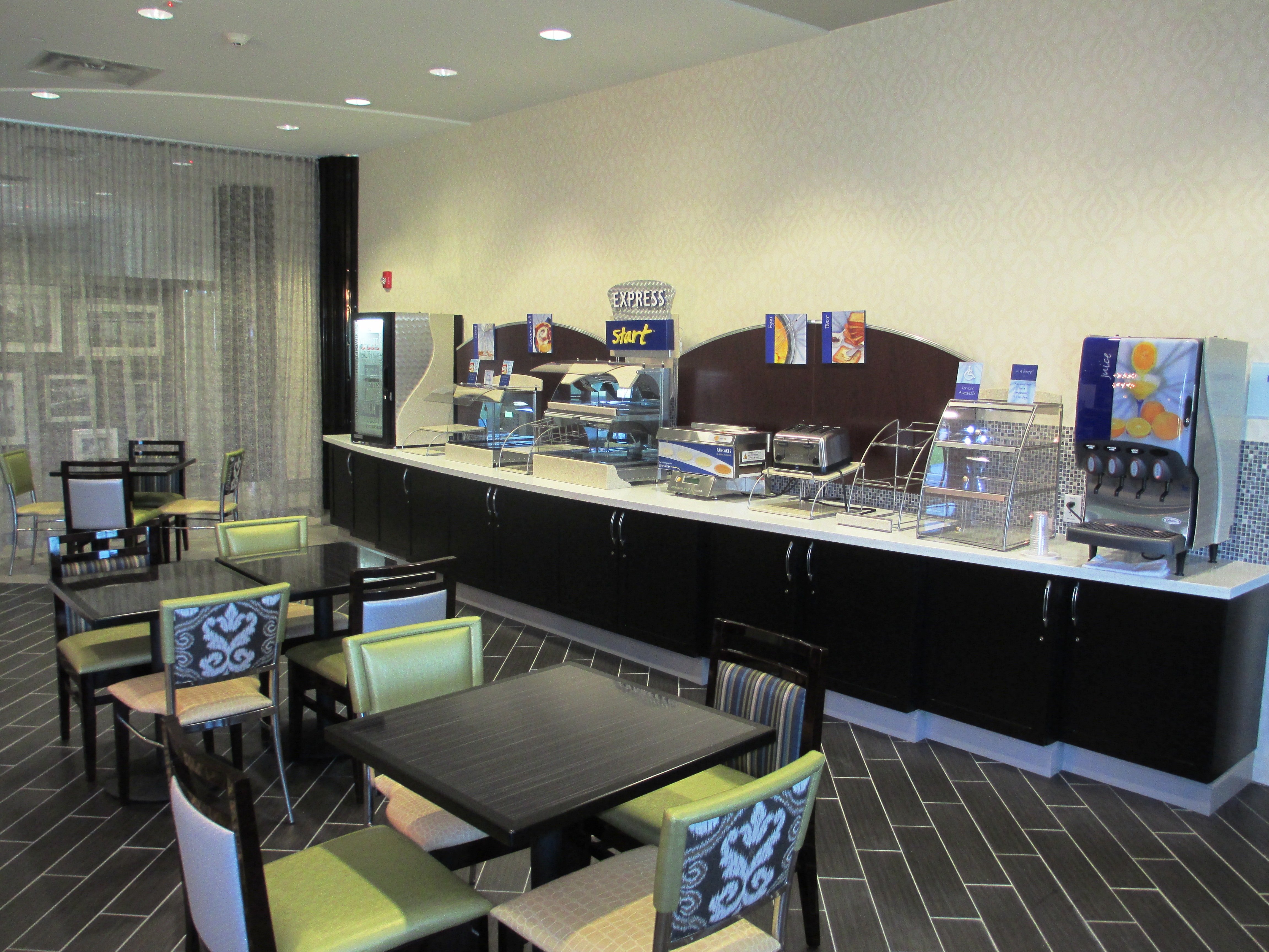 Holiday Inn Express Hotel Suites Kansas City Airport 53/72