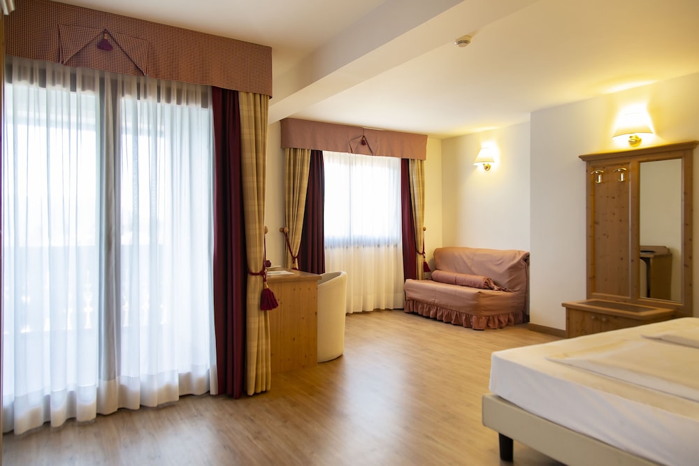 GOLF HOTEL 30/76