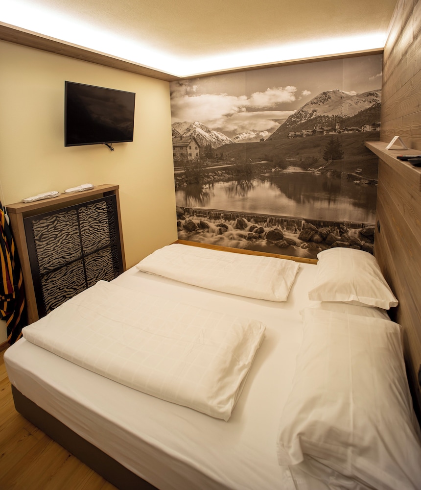 ROOM, QUADRUPLE, BALCONY