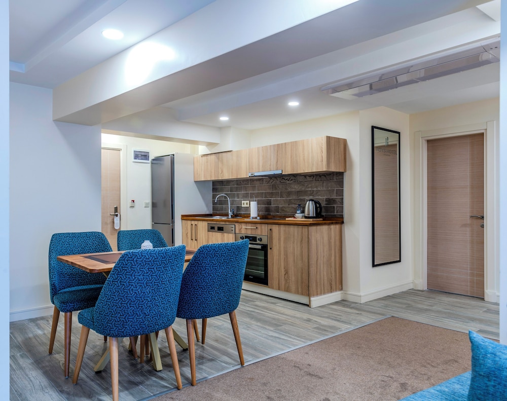 Roys Hotel & Suites 35/50