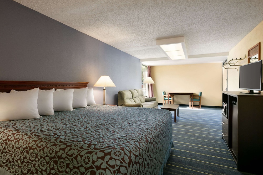 Days Inn by Wyndham Clearwater/Gulf to Bay 13/28