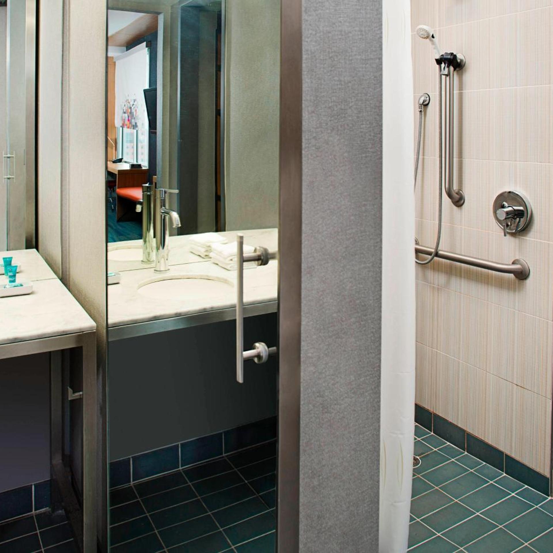 Aloft, Guest Room, 2 Queen Beds، Aloft Charlotte City Center 9/10