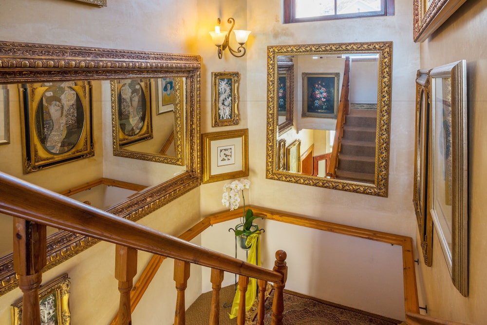 Stadium Guest House 3/32