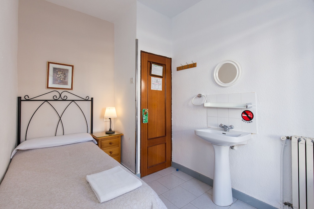 ROOM, SINGLE, SHARED BATHROOM