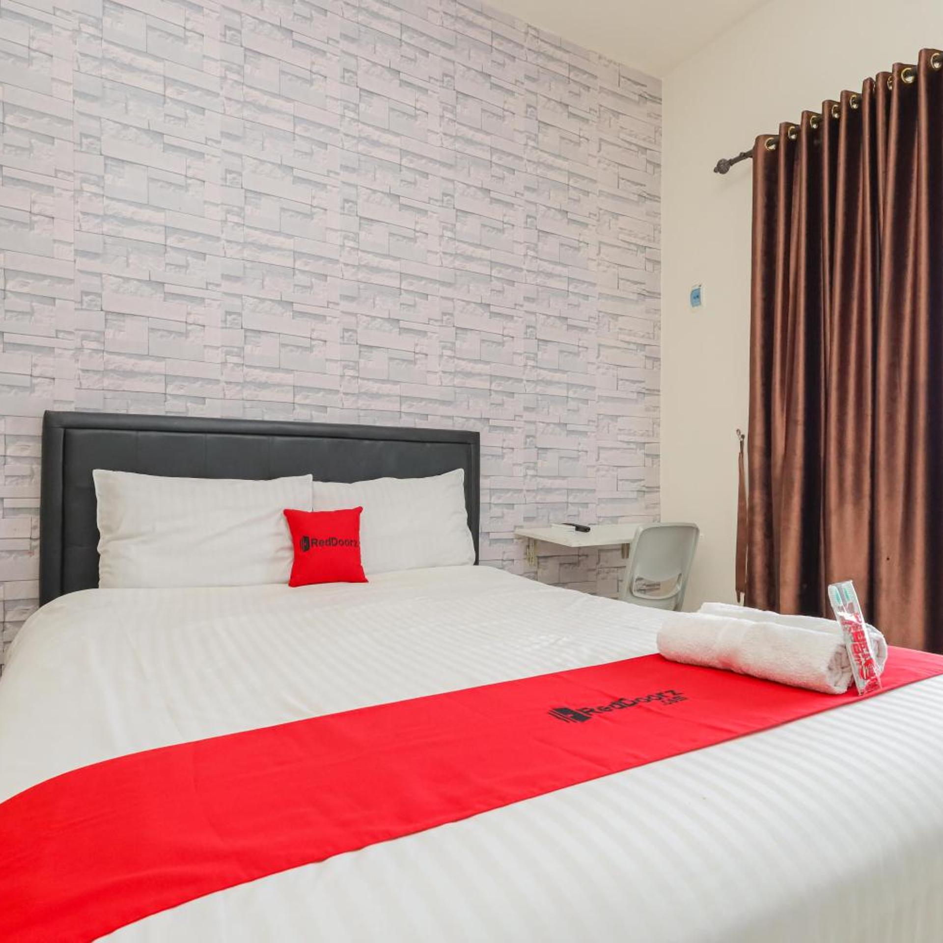 RedDoorz Syariah near Green Park Jatiwarna 18/50