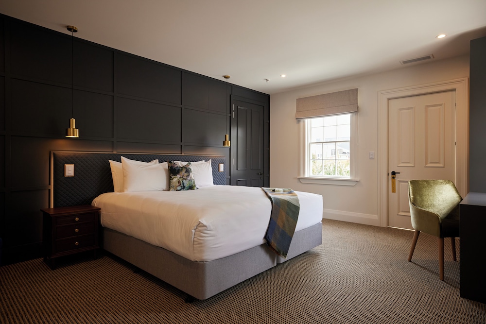 The Clements Hotel 31/65