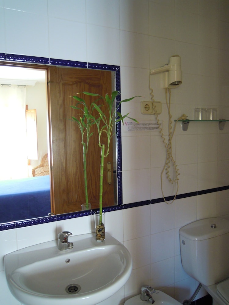 Hostal Moscatel 50/50