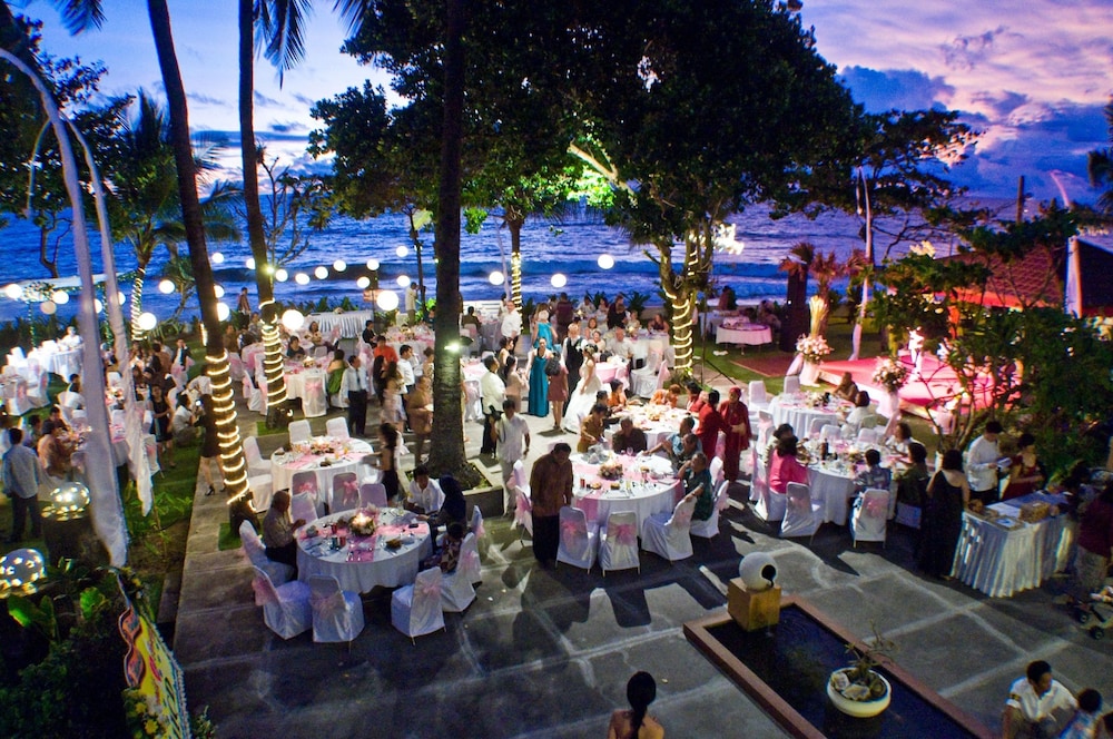 Legong Keraton Beach Hotel 64/70