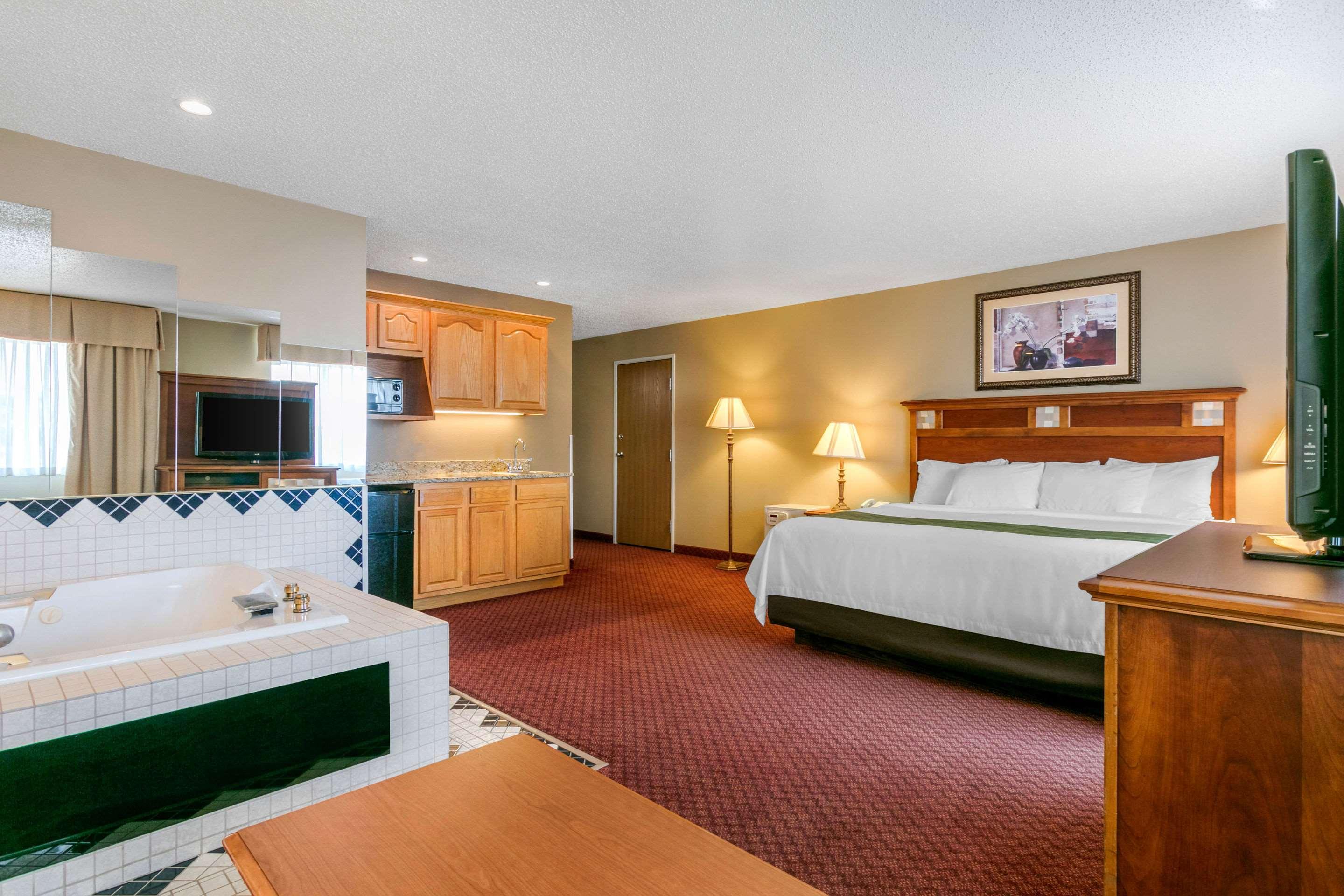 SUITE, KING BED