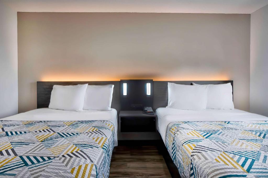 2 Full Beds - Mobility Accessible Tub Nsmk