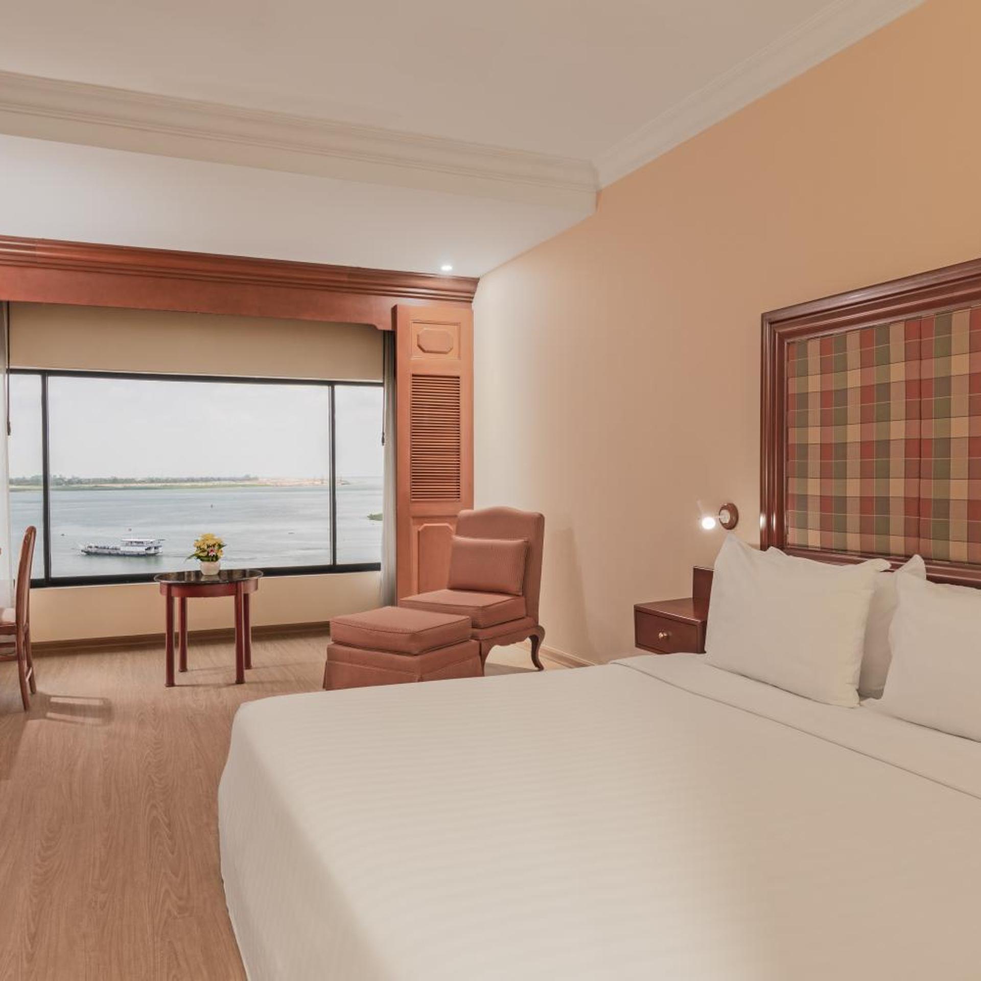 جناح تنفيذي بسرير كينج، Cambodiana Hotel 4/10