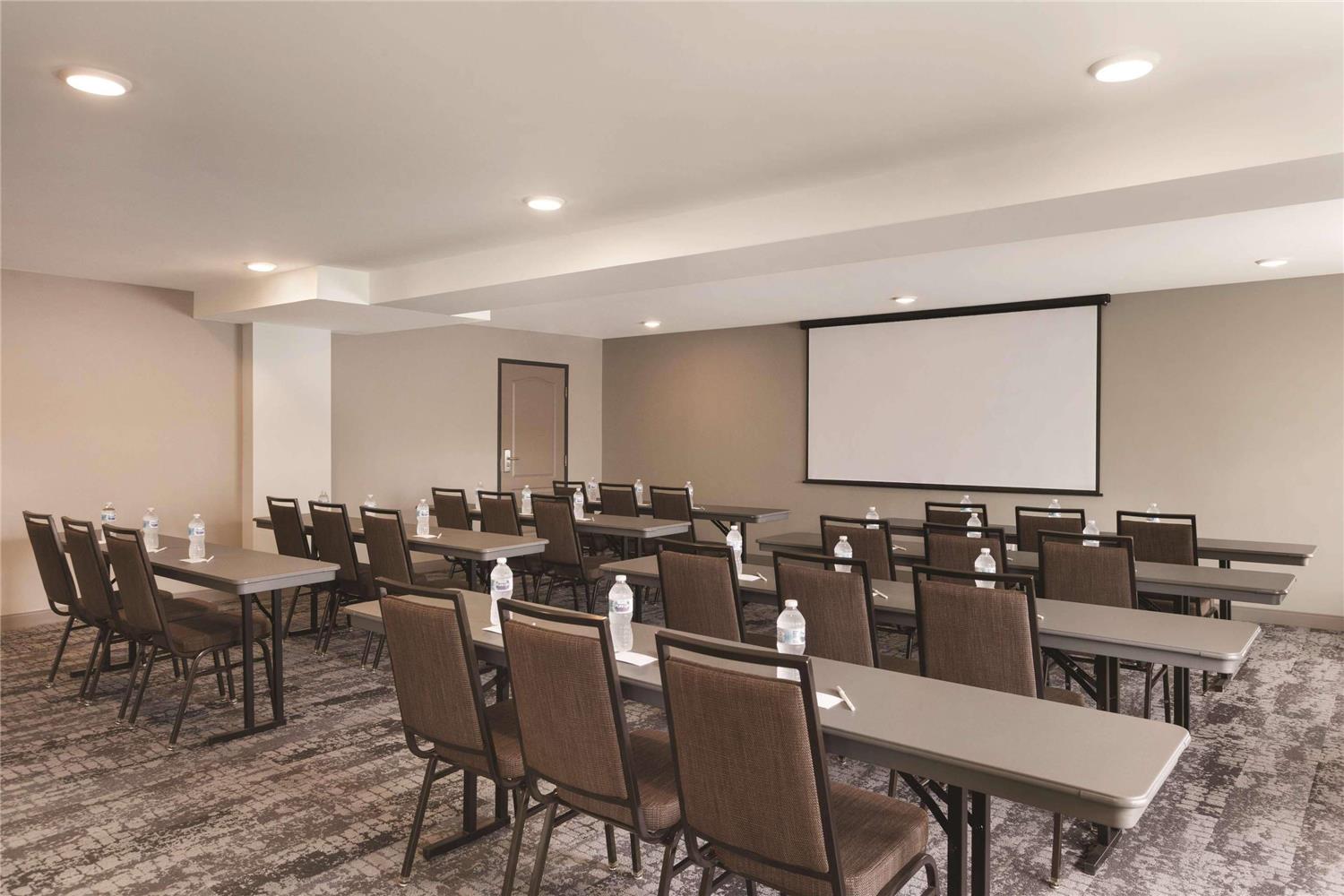 Country Inn & Suites by Radisson, Monona - Madison East 8/13