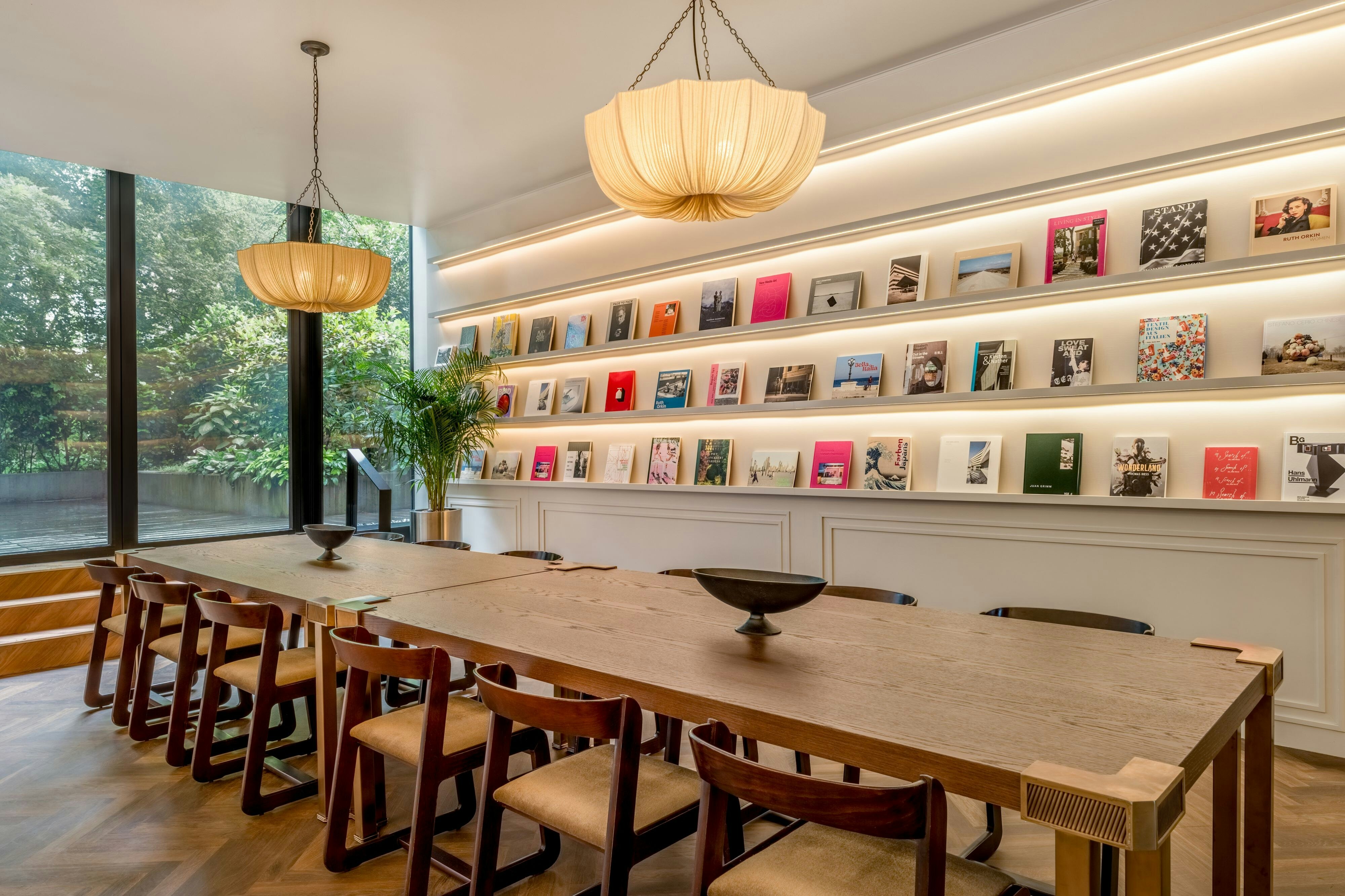 Roomers Munich, Autograph Collection 42/56