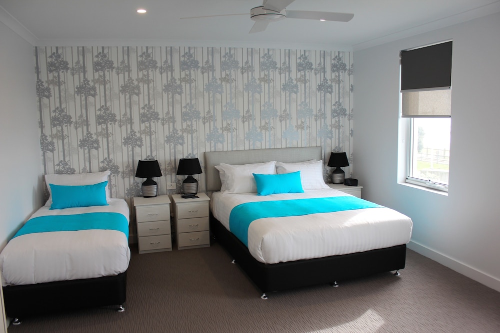 Room, Twin Beds, 1 Queen and 1 Single Bed, Ocean Front, Harbour View