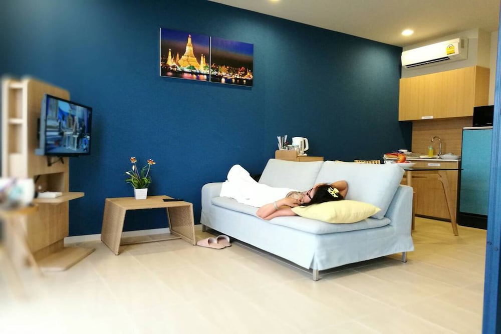 Baan Thew Talay Blue Sapphire 34/50