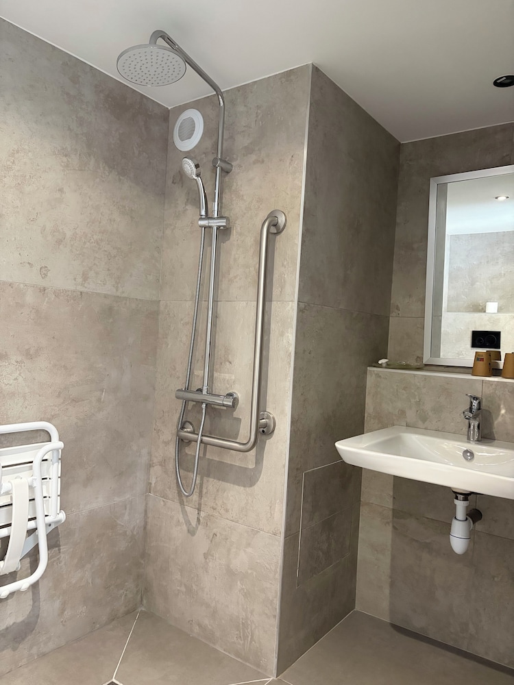 Kyriad Direct Marseille Est - La Valentine 50/52