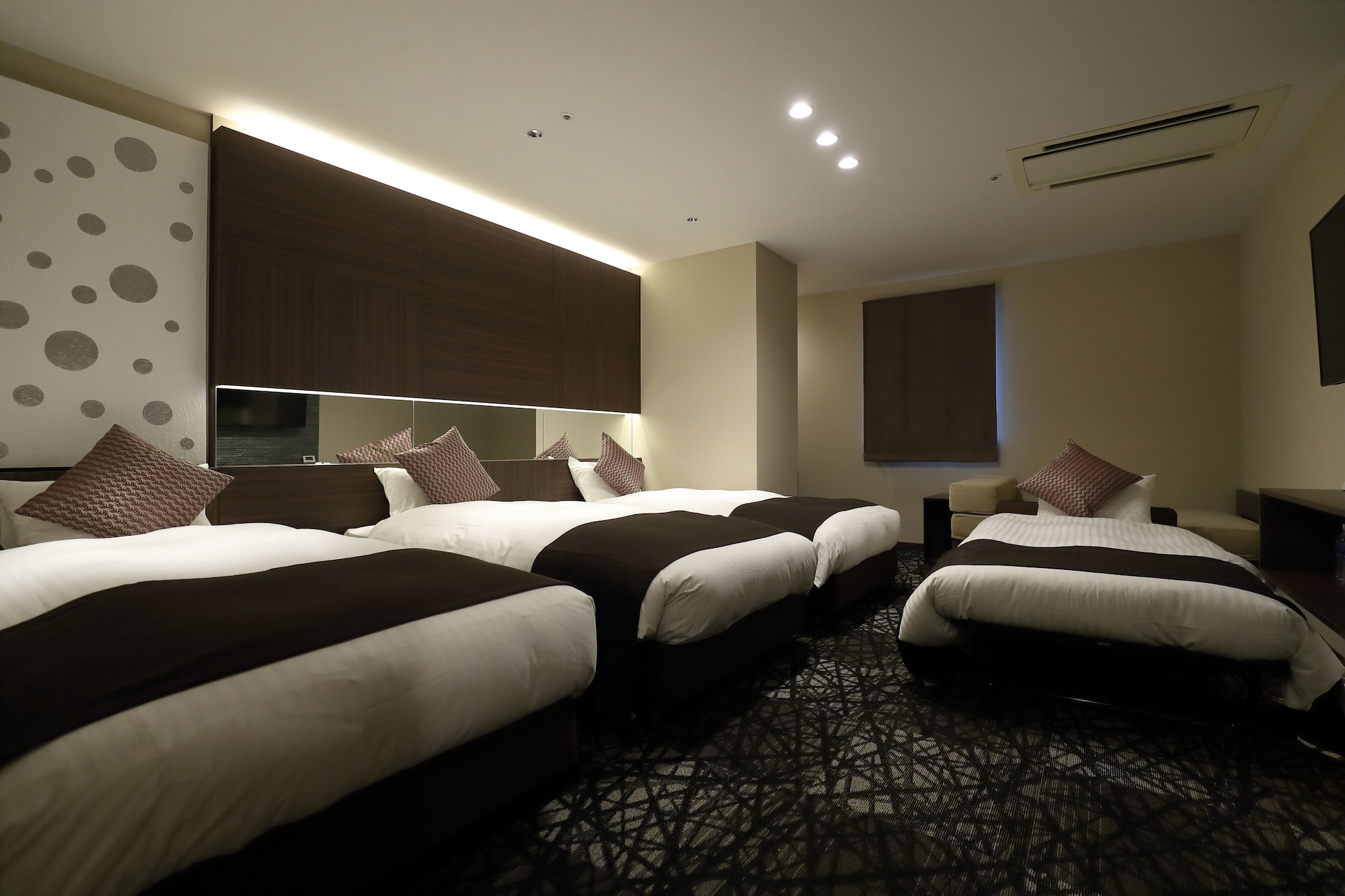 ROOM, QUADRUPLE