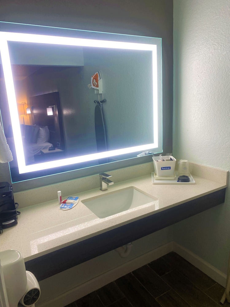 Econo Lodge Inn & Suites Near Lackland AFB San Antonio, TX 22/36