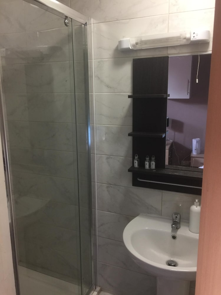 Pacific Inn London Heathrow (ex. Essex Inn Hotel) 32/34