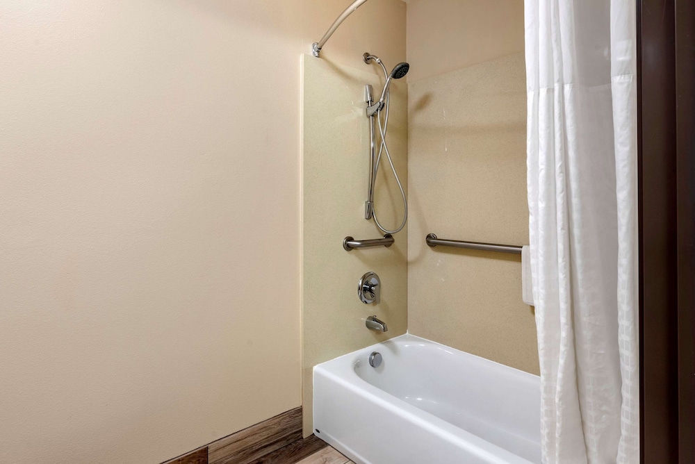 Comfort Inn Portland near I-84 and I-205 21/28