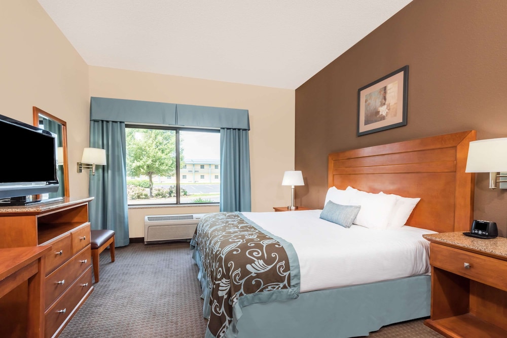 Spark by Hilton Lancaster Dutch Country 10/36