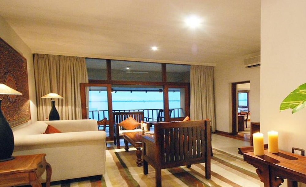Taj Ganga Kutir Resort & Spa, Raichak 36/50
