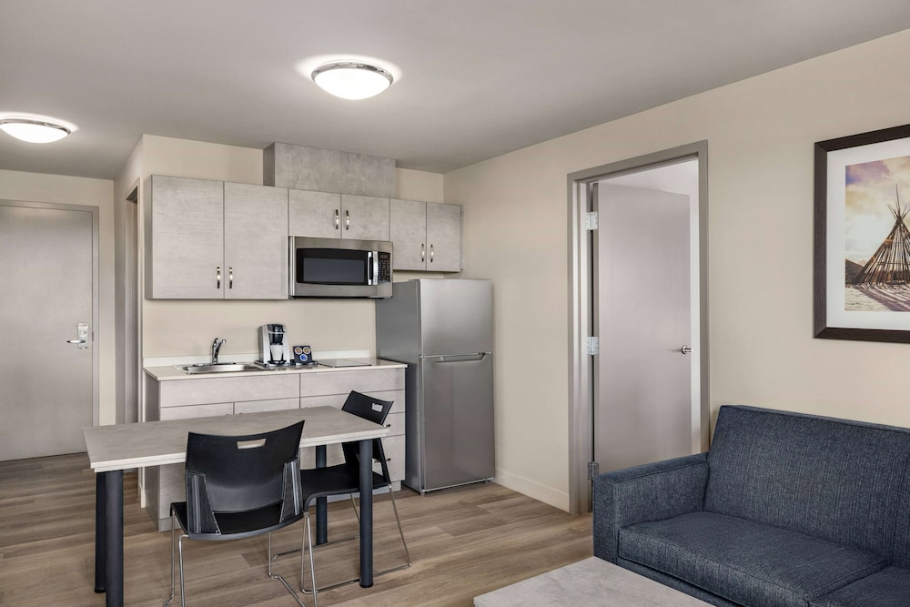 Microtel Inn & Suites Montreal Airport-Dorval QC 30/35