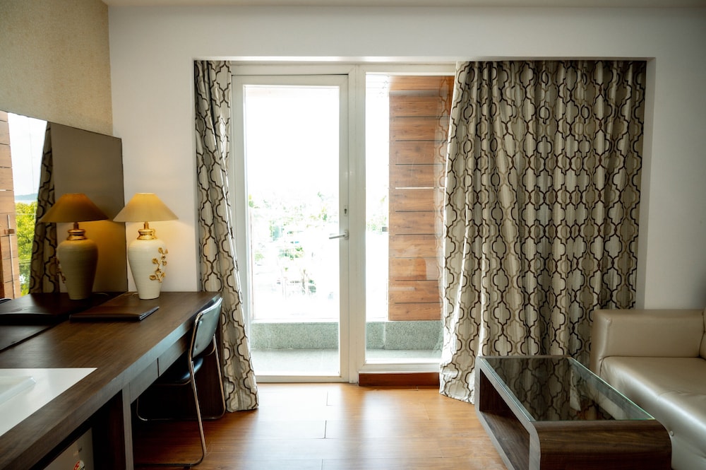 Hotel Mansha Regency 50/50