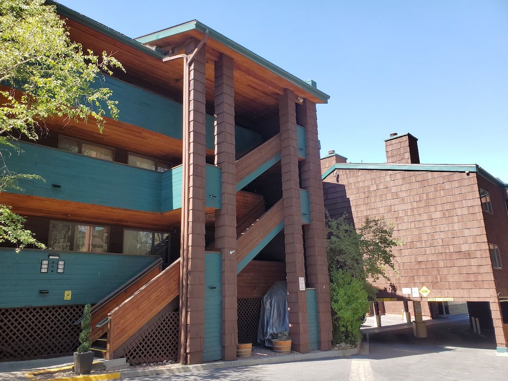 Getaways at Snow Lake Lodge 4/50