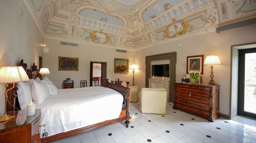 جناح بسرير كوين، Grand Hotel Cocumella 4/7
