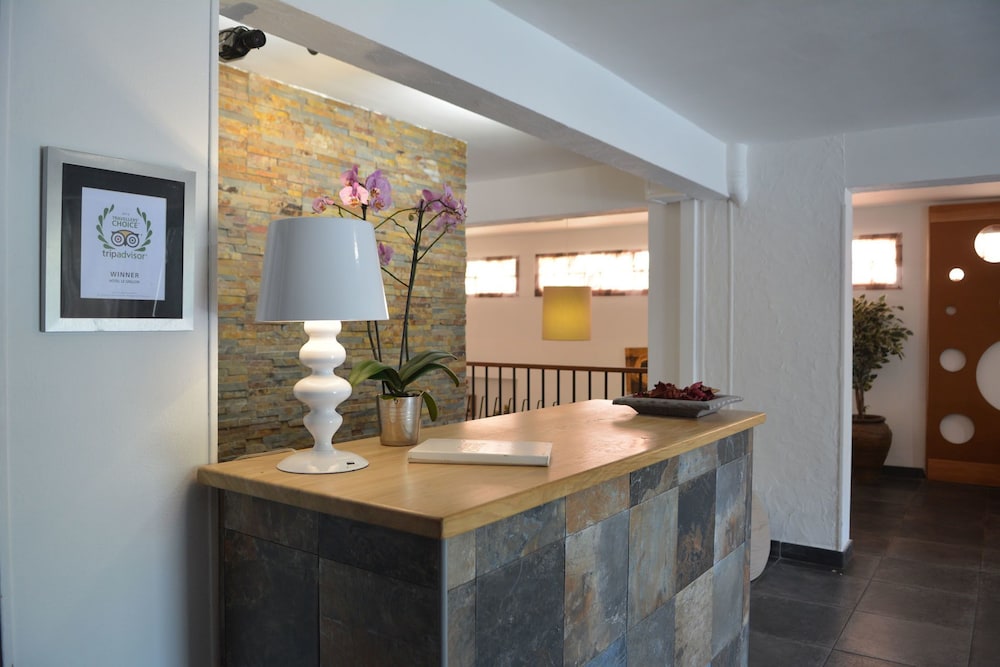 Hotel Le Grillon 3/25