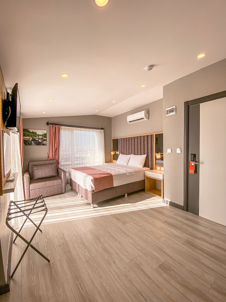 Lopera Deluxe Hotel 19/41