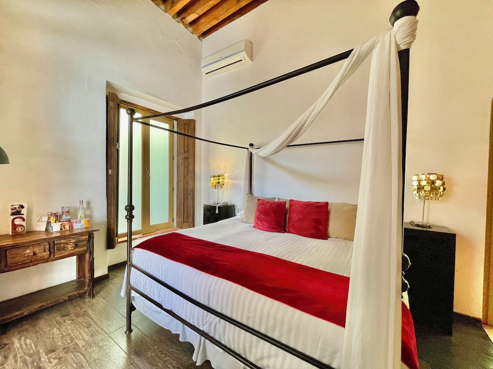 MASTER, SUITE, KING BED