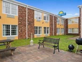 Days Inn by Wyndham Madisonville 1/17