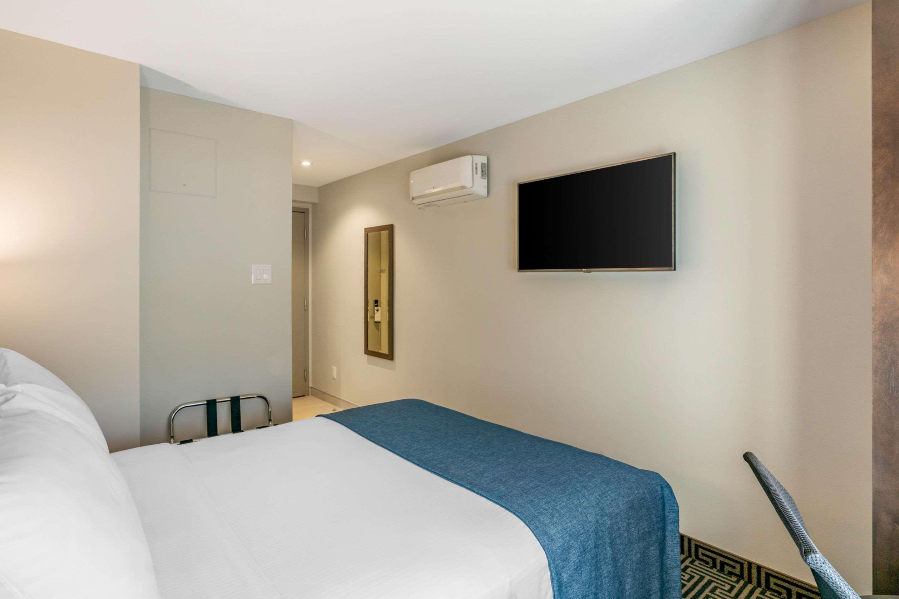 ROOM, DOUBLE BED