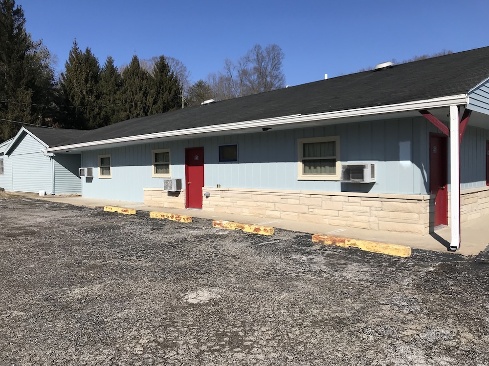 Royal Motel 21/25