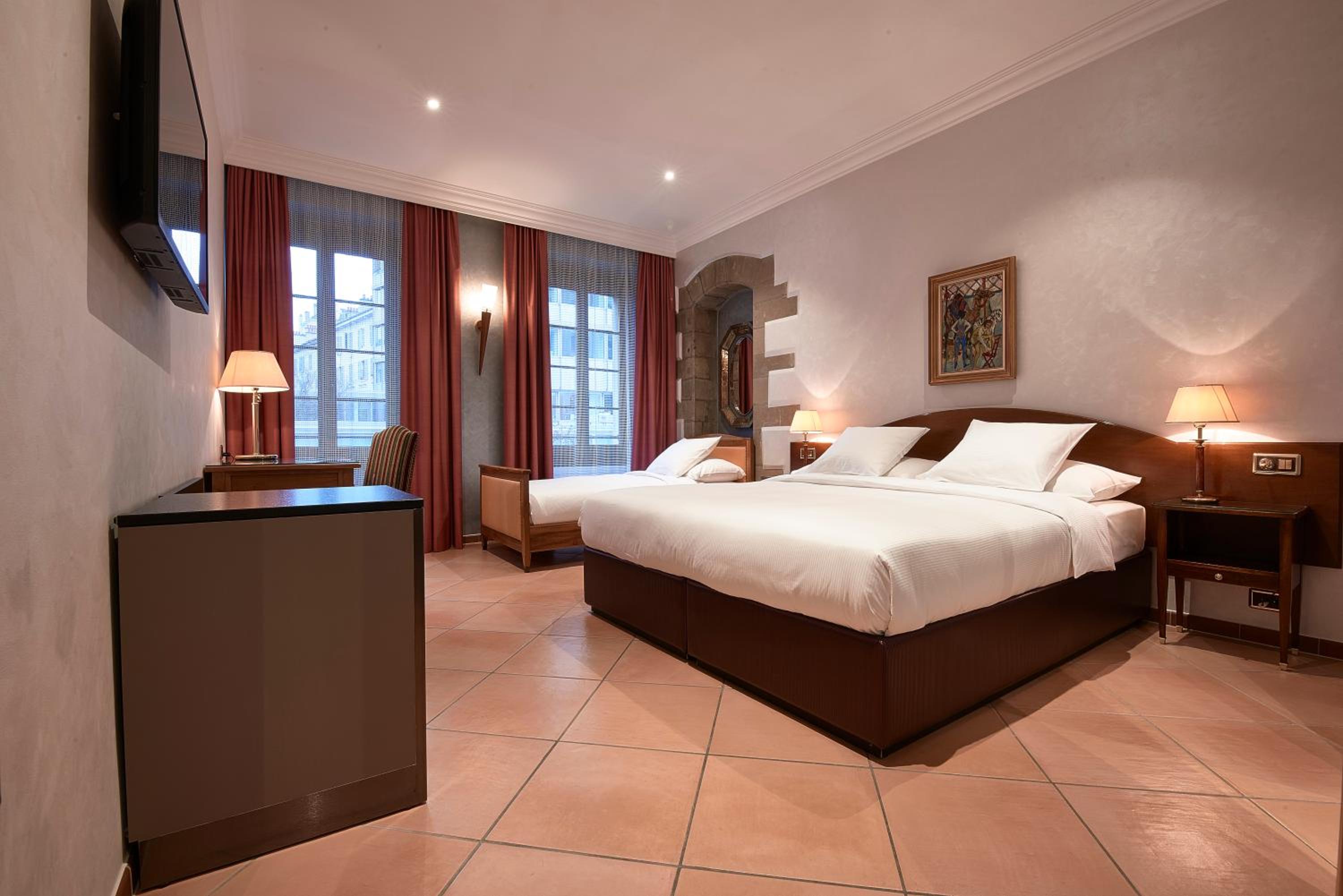 غرفة ثلاثية، Hotel d Alleves 2/4