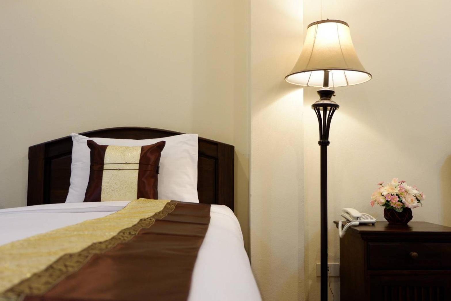 Nan Baankhun Hotel 38/58